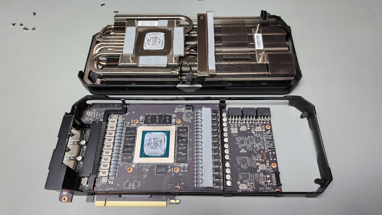 Dried, discolored old thermal paste on the GPU die and on the copper contact plate of the heatsink.