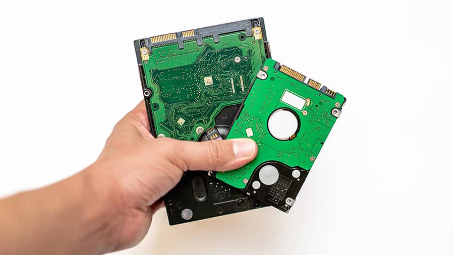 A 3.5 inch hard drive next to a laptop 2.5 inch HDD.