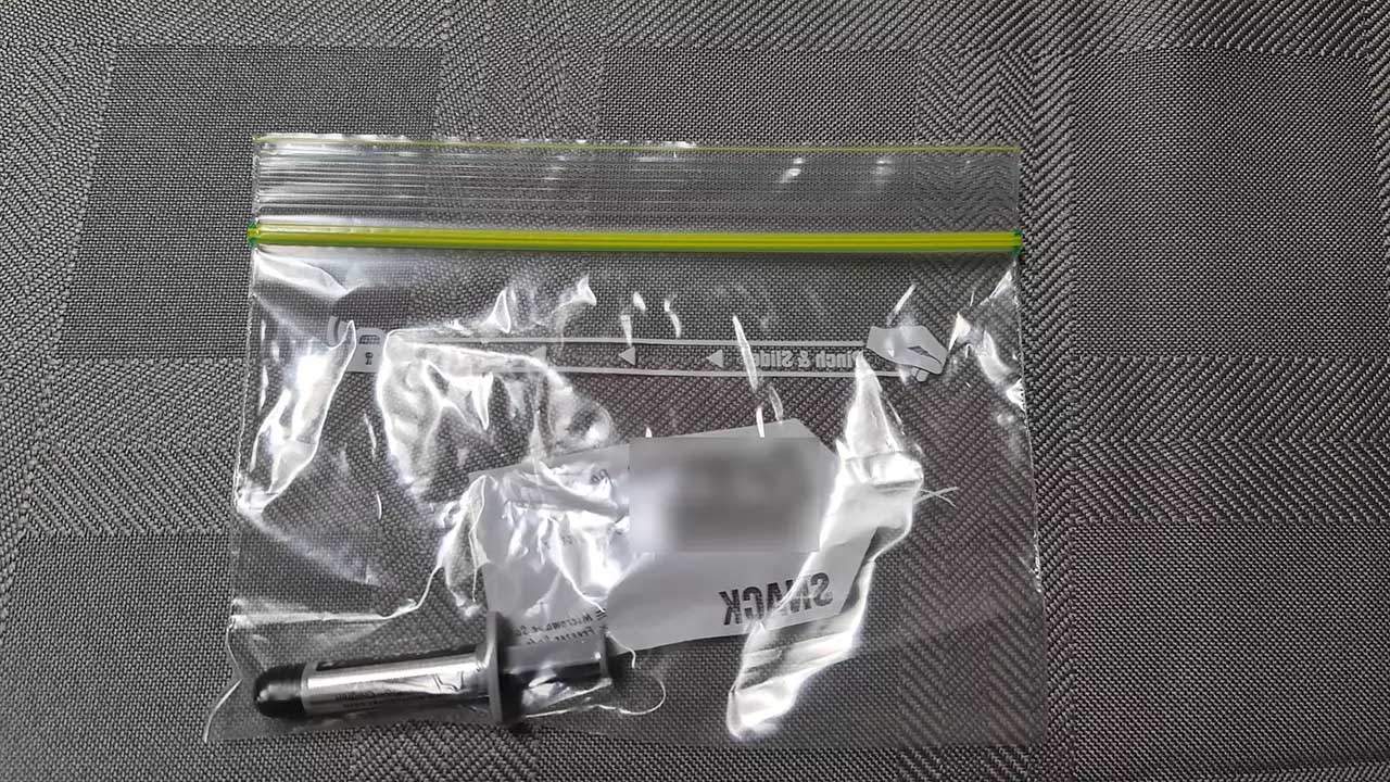 A thermal paste dispenser is placed inside a zip lock bag.